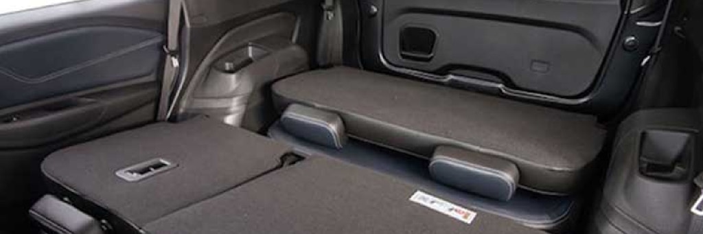 Bancos traseiros rebatidos do SUV Chevrolet Spin Activ